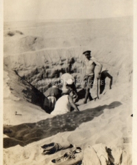 'Digging a dugout - Serapeum Railhead'