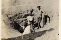 'Digging a dugout - Serapeum Railhead'